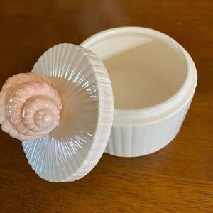 FITZ and Floyd vintage 1981 trinket box. Hand painted ceramic. 3.5”W x 3.75”T